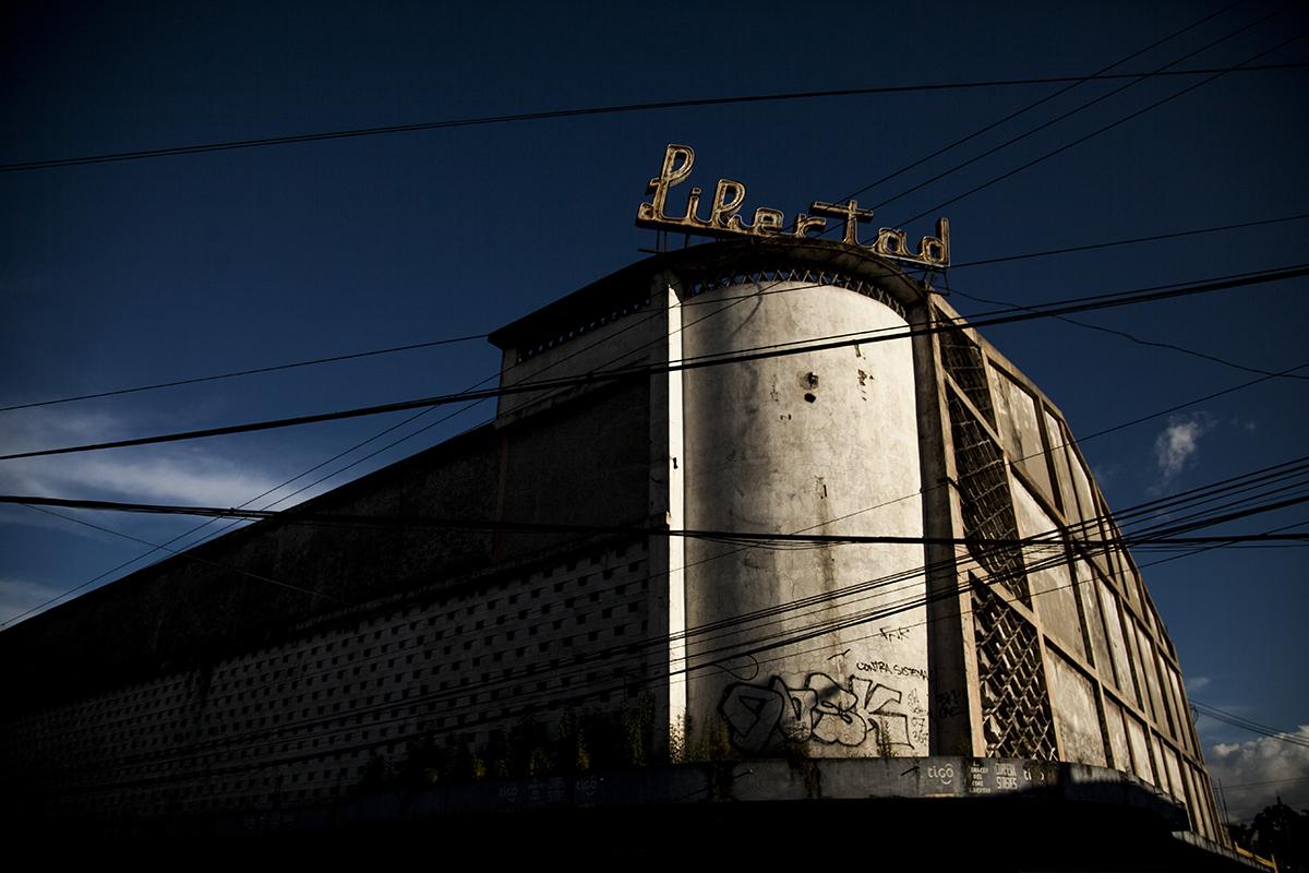 Fachada del excine Liberatd, en el Centro Histórico de San Salvador, el cual será demolido en los próximos días. El edificio está ubicado en la esquina opuesta de la Plaza Libertad./Foto El Faro: Víctor Peña