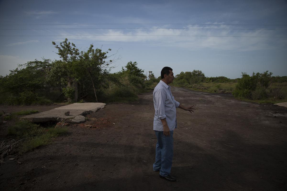 Armando Durán vuelve al punto preciso donde un pelotón del Ejército Revolucionario del Pueblo lo secuestró el 7 de diciembre de 1986. Durante 37 días fue obligado a recorrer la Bahía de Jiquilisco y sus alrededores, eludiendo bombas y balas, mientras su familia procuraba cumplir con las exigencias para el rescate. Armando Durán ha demandado ante la Fiscalía a los excomandantes generales del FMLN. 