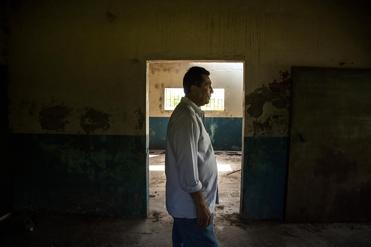 Casi 30 años después de su secuestro, Armando Durán vuelve a la casa deshabitada donde fue liberado por la guerrilla la mañana del 13 de enero de 1987. Su voz se quiebra cuando evoca en este inmueble aquellos días en que temió morir y en que creyó que su familia lo había olvidado a su suerte. Fue en esta casa donde el comandante Chungo le justificó el secuestro y le anunció que podía marcharse a casa. Foto de El Faro / Víctor Peña.