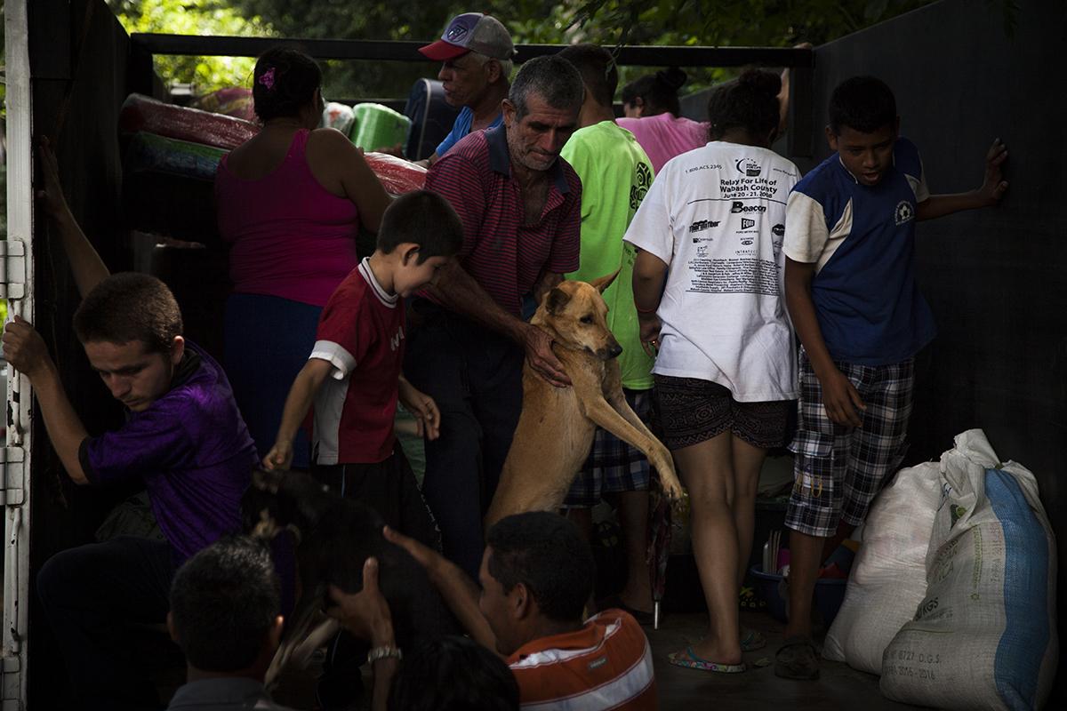 Las familias que fueron desplazadas por pandilleros del caserío El Castaño, retornaron a sus viviendas, tras 19 días de permanecer en el refugio instalado en el municipio de Caluco./Foto El Faro: Víctor Peña