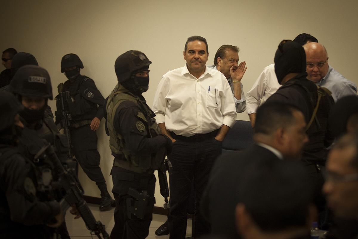 El expresidente de El Salvador, Elías Antonio Saca, es custodiado por miembros del Grupo de Operaciones Policiales Especiales de la PNC para ser trasladado hacia las bartolinas de la División Anti Narcóticos de la PNC (DAN), al cierre de la primera jornada de la audiencia inicial, celebrada el jueves 3 de noviembre. 03/11/2016./ Foto El Faro: Víctor Peña