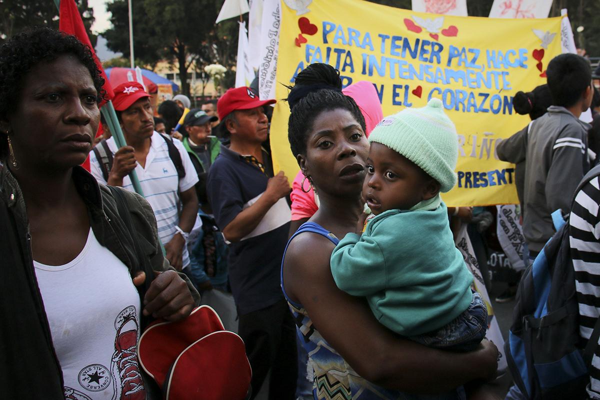 Manifestantes en una de las marchas a favor de los acuerdos de Paz, en los días posteriores a la derrota en el plebiscito. Este 12 de noviembre, el gobierno de Colombia y las Farc anunciaron un nuevo acuerdo, que recoge el 80% de las peticiones de quienes lideraron la campaña del NO. Foto El Faro: Christina Noriega