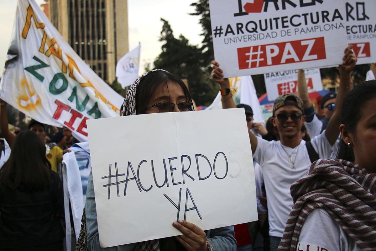 Una manifestante reclama la puesta en marcha del acuerdo de paz en Colombia. Las FARC-EP y el ejército colombiano han protagonizado una de las guerras más longevas de la historia, con más de cinco décadas de enfrentamientos. Foto El Faro: Christina Noriega