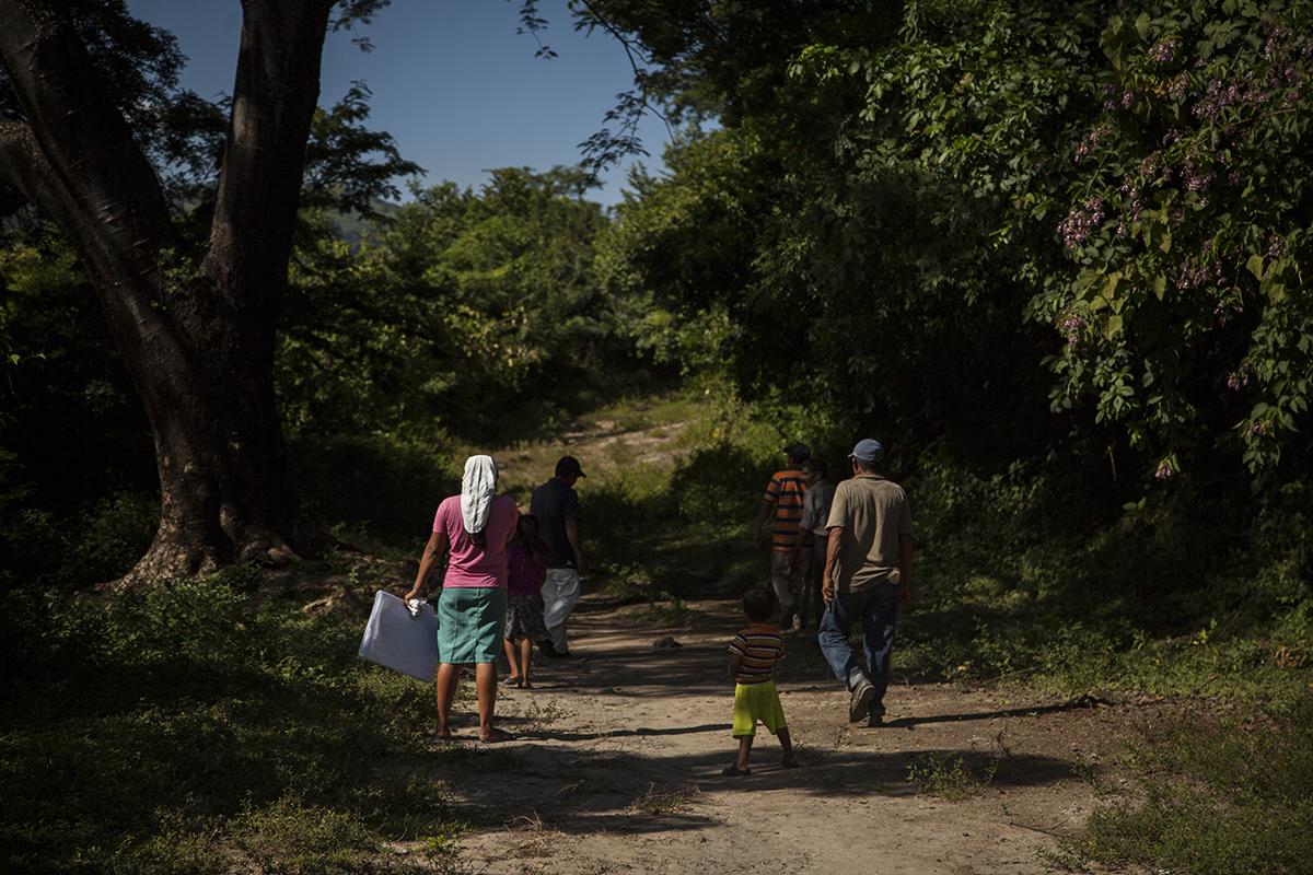 Esta podría considerarse la calle principal del caserío San Luis Córdova Córdova, en la parte sur del municipio de Panchimalco. Unos cien metros arriba, pandilleros de la 18-Revolucionarios fusilaron a tres jóvenes, lo que generó un éxodo que hizo que el caserío perdiera más de la mitad de su población. Foto Víctor Peña.