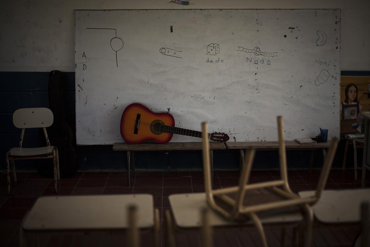 El Centro Escolar Caserío San Luis Córdova Cantón Los Troncones representa casi la única presencia del Estado en este ignoto caserío de Panchimalco. Tras el Sábado de Muerte, la matrícula cayó de 70 a 30 alumnos. Foto Víctor Peña.