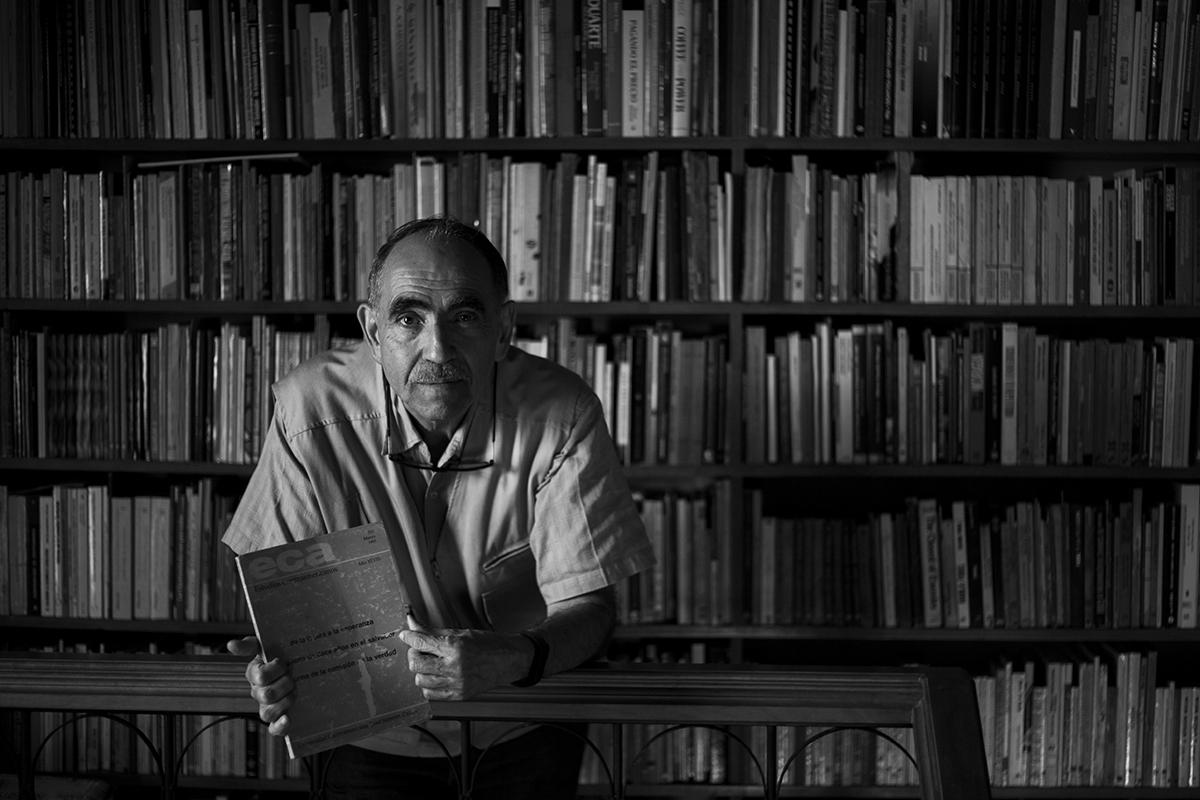 Rubén Zamora (1942) en la biblioteca de su casa, en los Planes de Renderos. Zamora es un político de izquierdas que fue embajador de El Salvador en Estados Unidos y ante las Naciones Unidas. Miembro fundador del Frente Democrático Revolucionario y de Convergencia Democrática, fue parte del equipo negociador de la guerrilla para los Acuerdos de Paz. En 1994 fue candidato a la presidencia por la coalición CD-FMLN-MNR. /Foto El Faro: Víctor Peña