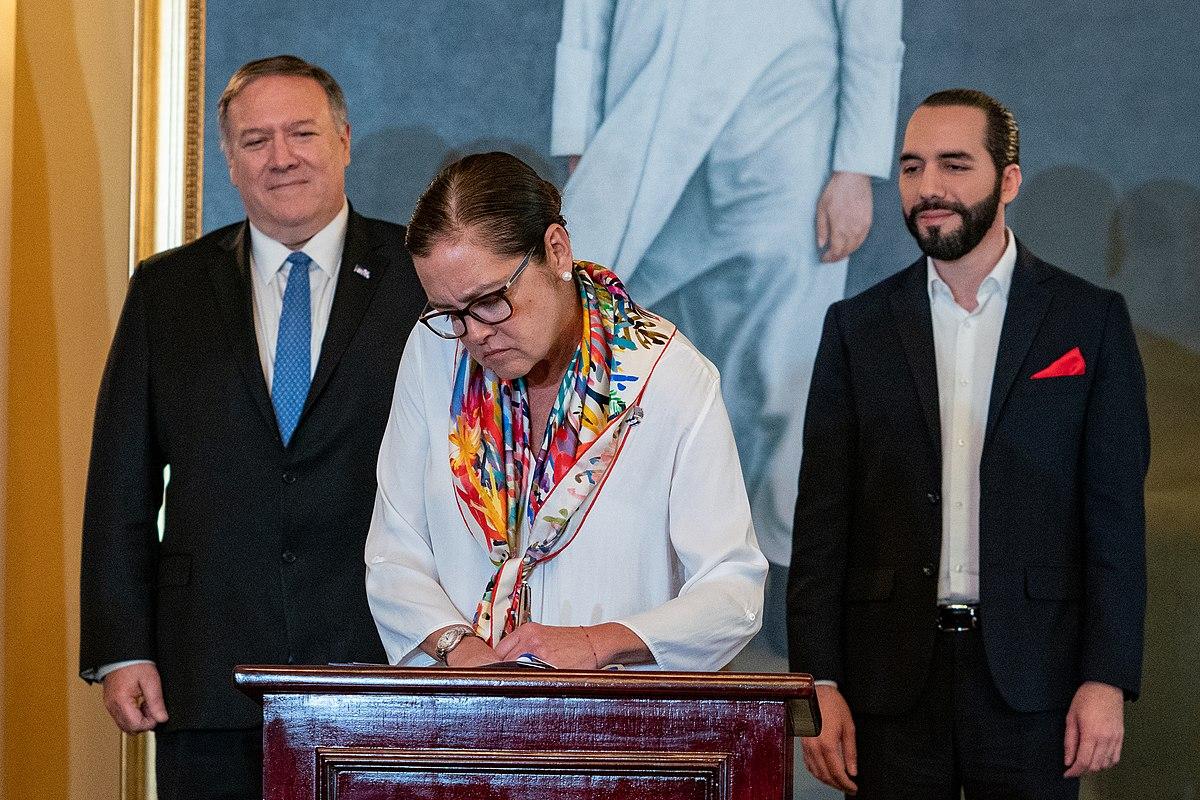 Alexandra Hill acompañó al presidente Bukele a la firma de uno de los acuerdos con el entonces secretario de Estado, Michael Pompeo. A través de este acuerdo, El Salvador se comprometió a aceptar a los refugiados que Estados Unidos rechazaba, durante la administración Trump. Foto: Departamento de Estado. 