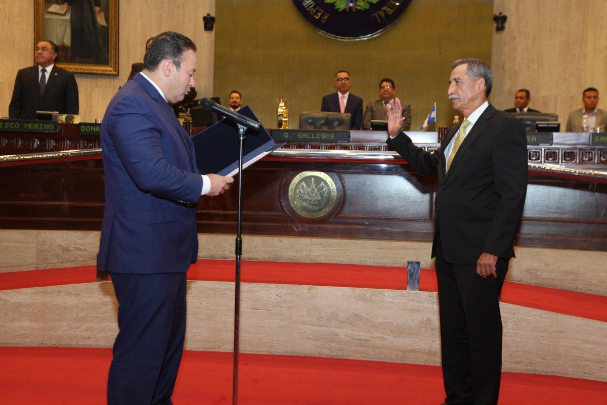 Néstor Castaneda fue elegido como presidente del Tribunal de Ética Gubernamental el 27 de abril de 2017. Fue juramentado por el presidente de la Asamblea Legislativa Guillermo Gallegos. Foto: Asamblea Legislativa