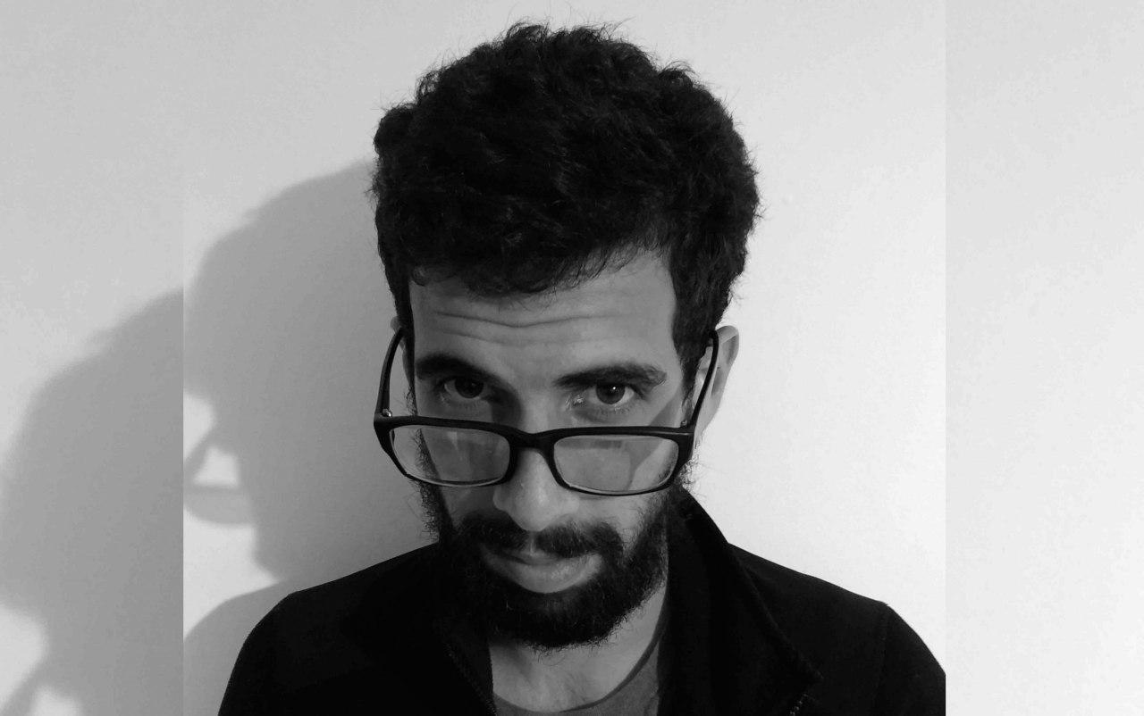 Carlos Manuel Álvarez (Matanzas, Cuba, 1989). Graduado de Periodismo por la Universidad de La Habana. Ha publicado el libro de cuentos La tarde de los sucesos definitivos (Abril, 2014; Criatura, 2015), y el volumen de crónicas La tribu: Retratos de Cuba (Sexto Piso; Seix Barral (2017)). Es editor de las revistas The Clinic (Chile) y El Estornudo (Cuba). Sus artículos y crónicas han aparecido en medios como The New York Times, Al Jazeera, Internazionale, El Malpensante, Letras Libres o Gatopardo.