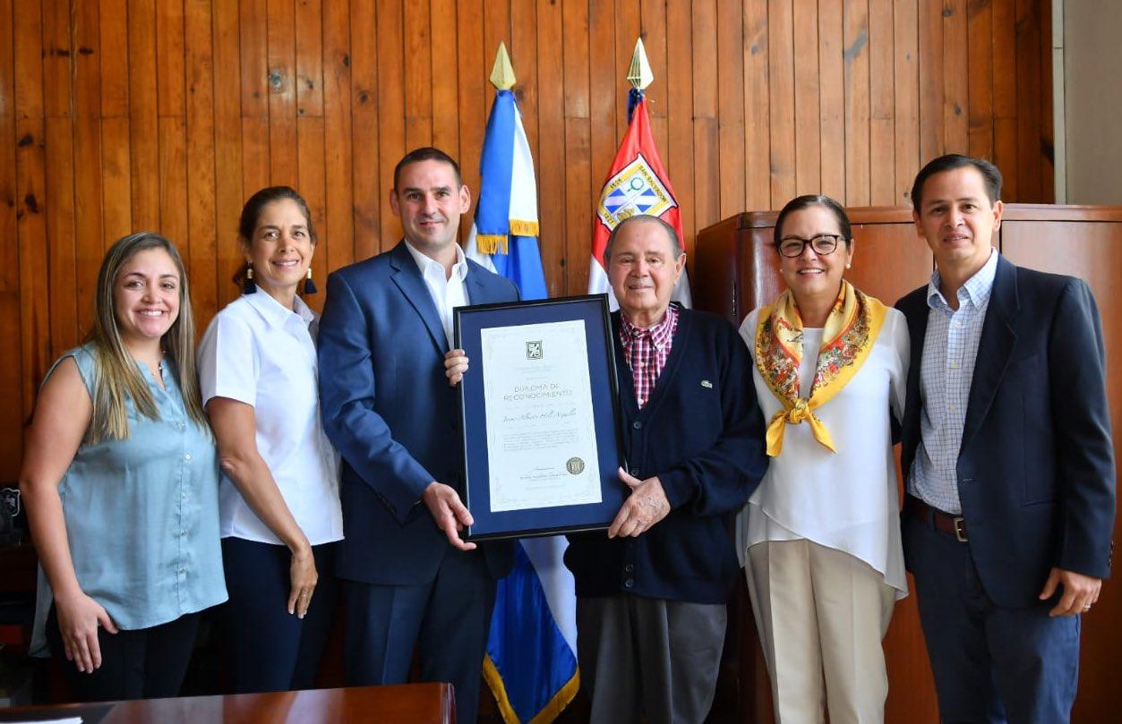 En septiembre de 2019, el entonces alcalde de San Salvador entregó un reconocimiento al padre de la canciller. De izquierda a derecha, Eduardo Antonio Hill Tinoco, Juana Alexandra Hill Tinoco, Jaime Hill Argüello, Ernesto Muyshondt, Irma Roxana Hill Tinoco y Adriana de Loyola. Foto: Alcaldía de San Salvador.