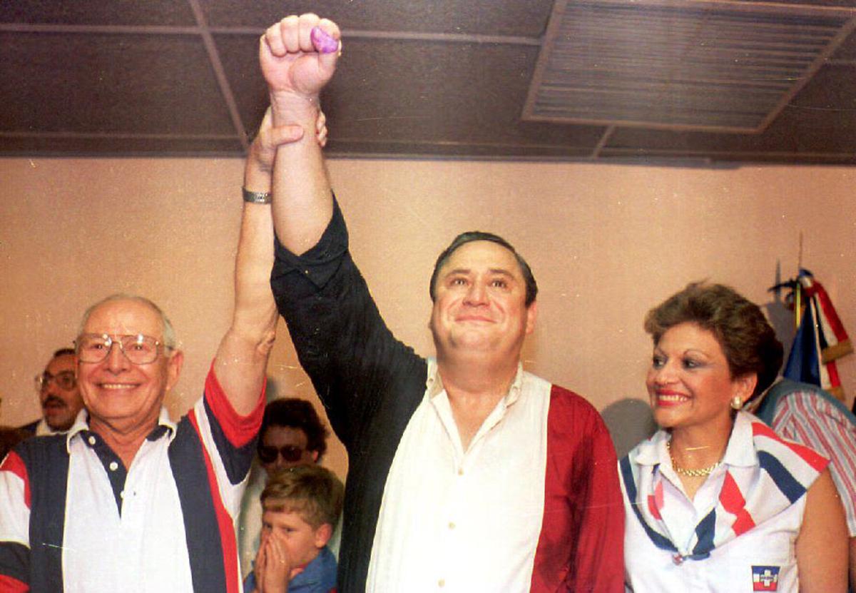 Armando Calderón Sol, líder de la Alianza Republicana Nacionalista (ARENA), junto a su esposa Elizabeth Aguirre y su compañero de fórmula, Enrique Borgo, el 24 de abril de 1994, celebran la victoria en la segunda vuelta de las elecciones presidenciales ante su contrincante Rubén Zamora. Foto: PEDRO UGARTE / AFP