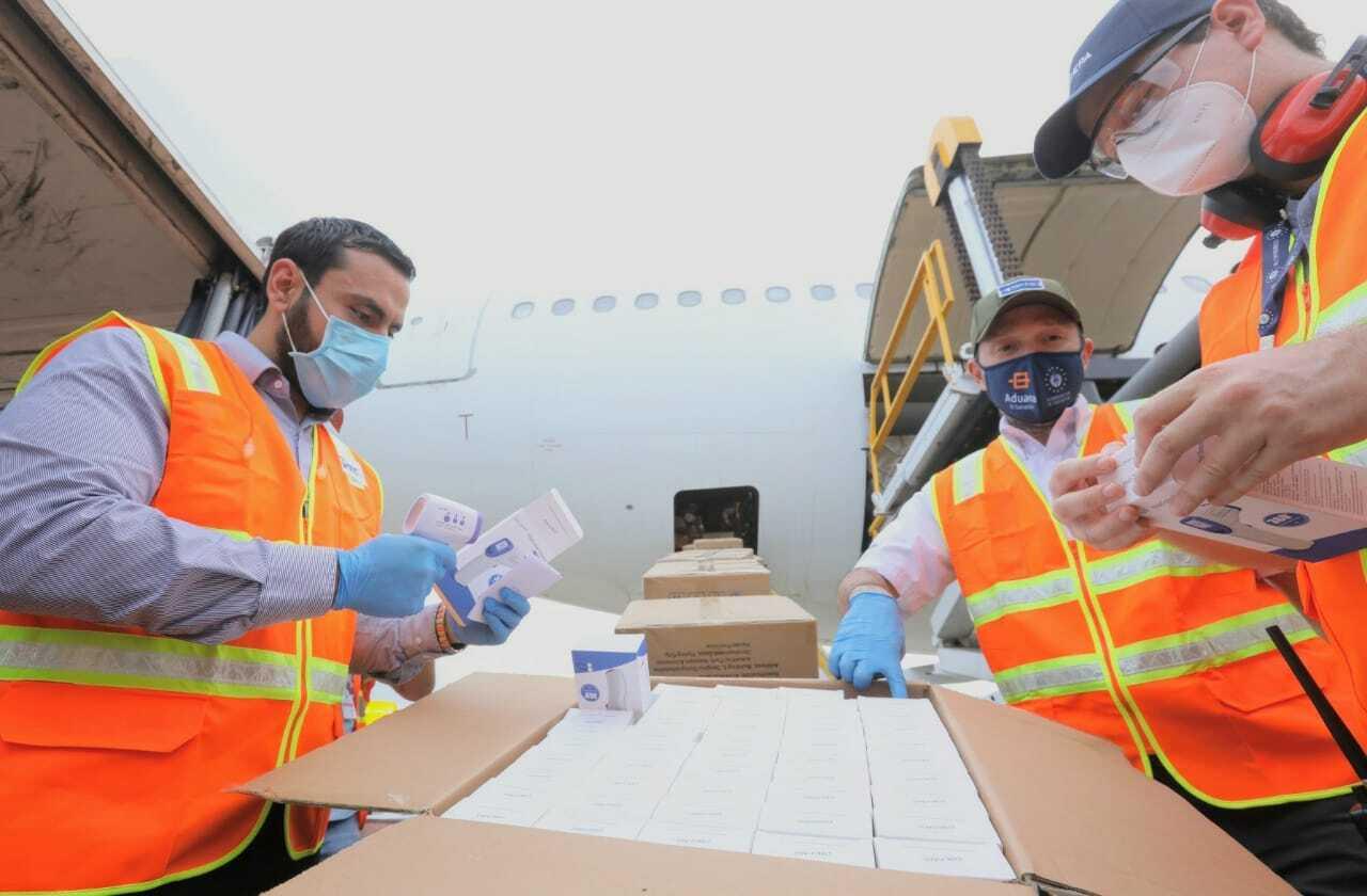 El 15 de mayo, Francisco Alabí, Gustavo Villatoro y Federico Anliker llegaron al Aeropuerto Internacional Óscar Arnulfo Romero a supervisar la entrega de termómetros marca Dikang, fabricados por la empresa Hunan Honggao Electronic Technology Co que Salud compró a Javi Performance Parts con un sobreprecio de $600,000. 