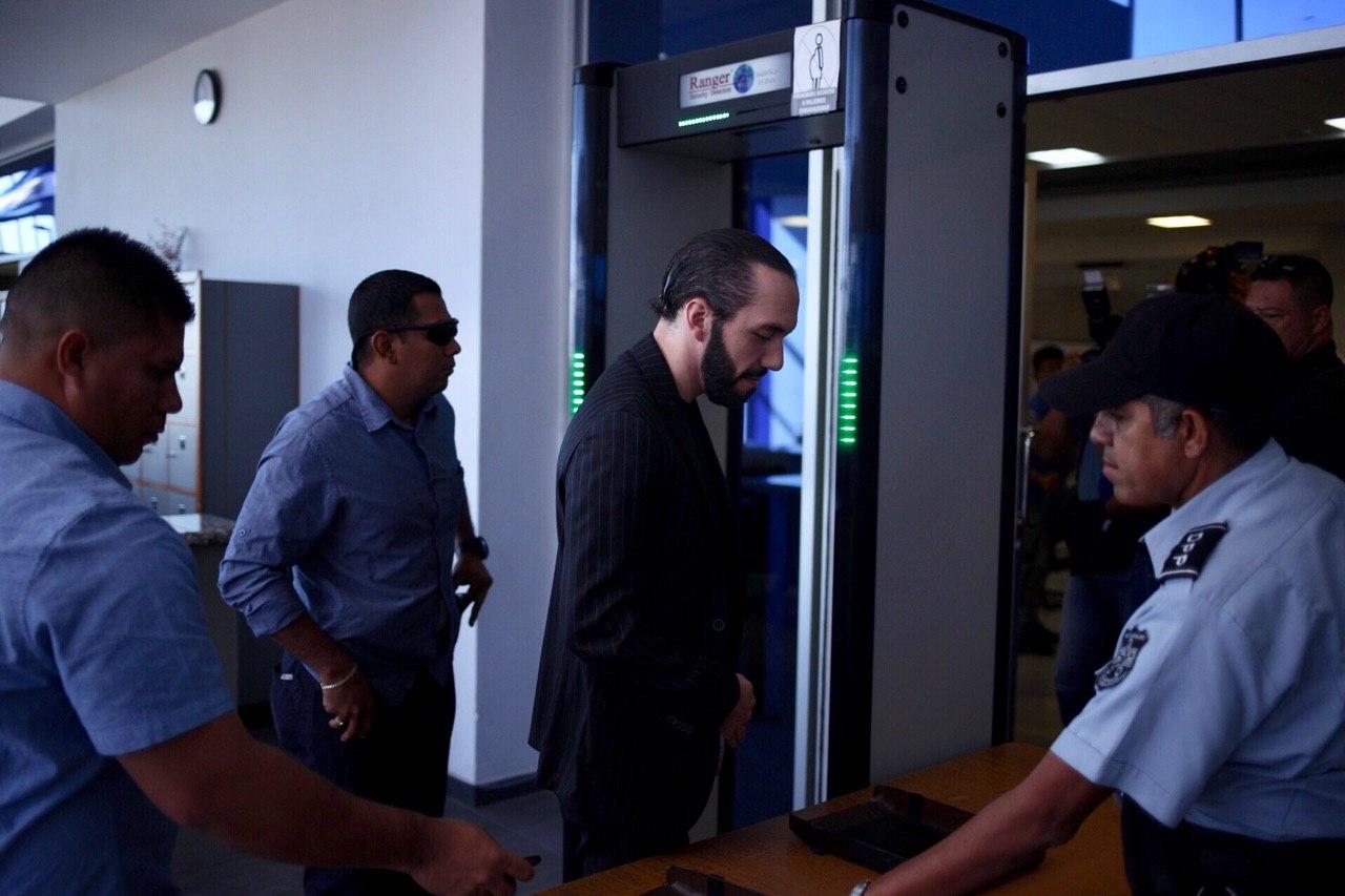 Nayib Bukele, presidente electo, a su llegada a los tribunales de Santa Tecla donde se le procesaba por el delito de calumnia, el 7 de marzo de 2019. Foto: Víctor Peña / El Faro.