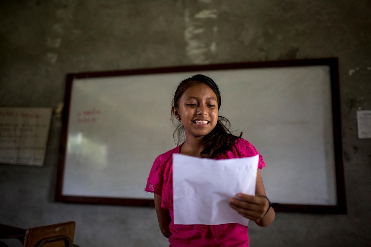 A girl reads a text aloud in her native language. Photo: Simone Dalmasso/Plaza Pública