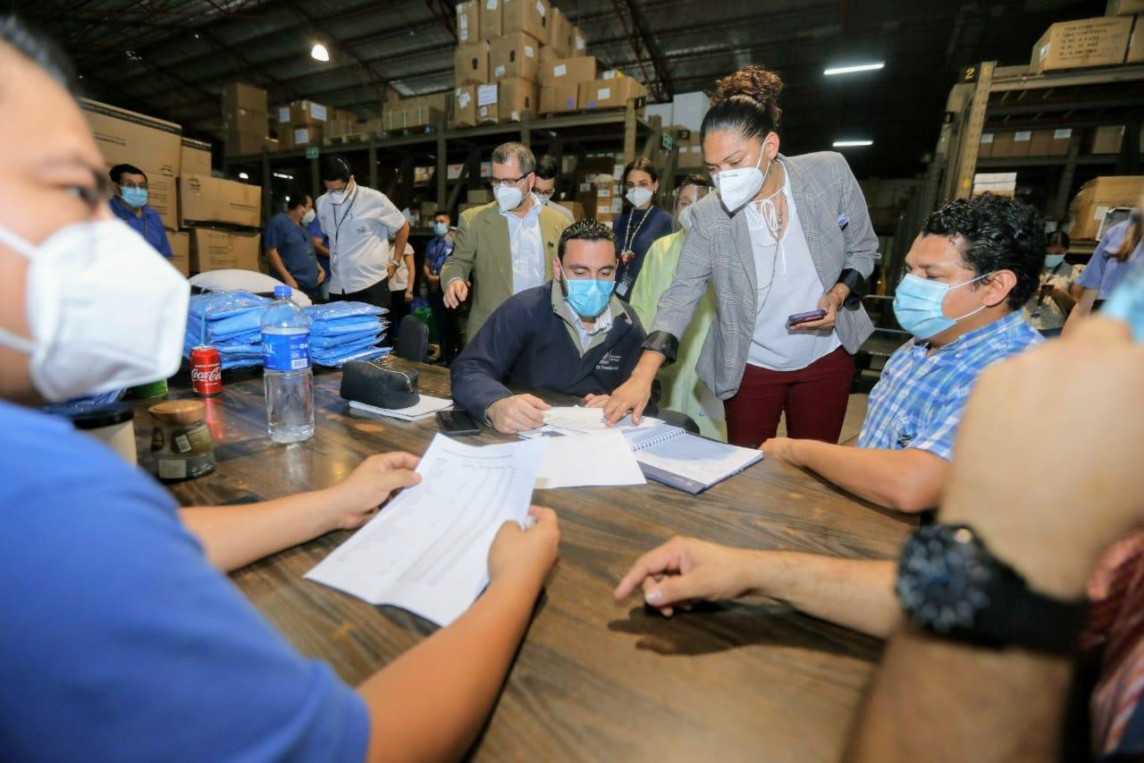 La viceministra Karla Marina Díaz de Naves y el ministro Francisco Alabí (ambos al centro) inspeccionan los productos recibidos en la unidad de abastecimiento el 13 de julio. Foto cortesía del Ministerio de Salud.