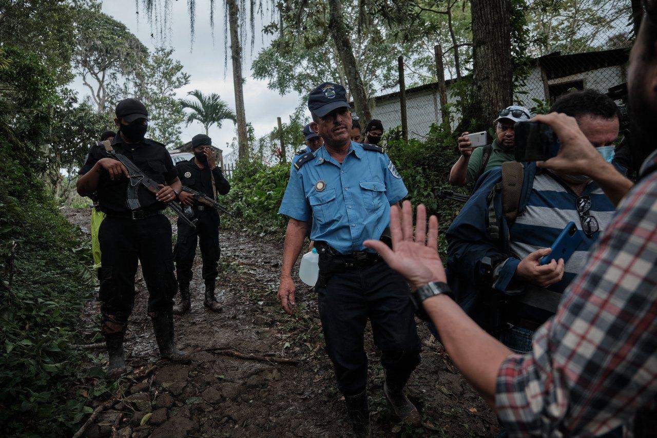 An official in charge blocks independent journalists from entering the disaster zone. Carlos Herrera | Divergentes.
