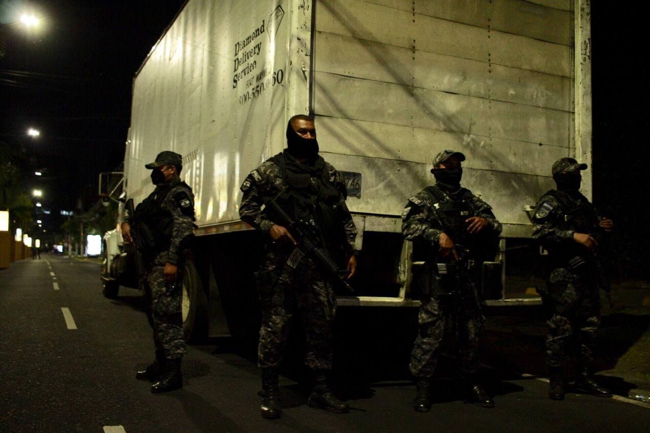 La Policía custodia durante la noche del 27 de febrero de 2021 el material electoral que aún no ha sido entregado a las 34 Juntas Receptoras de Votos del bulevar del Hipódromo. El proceso de remoción de unos parlantes al interior del centro de votación, en contra de la ley,  atrasó el proceso de constitución de mesas en lamadrugada del domingo 28. Foto: Víctor Peña.