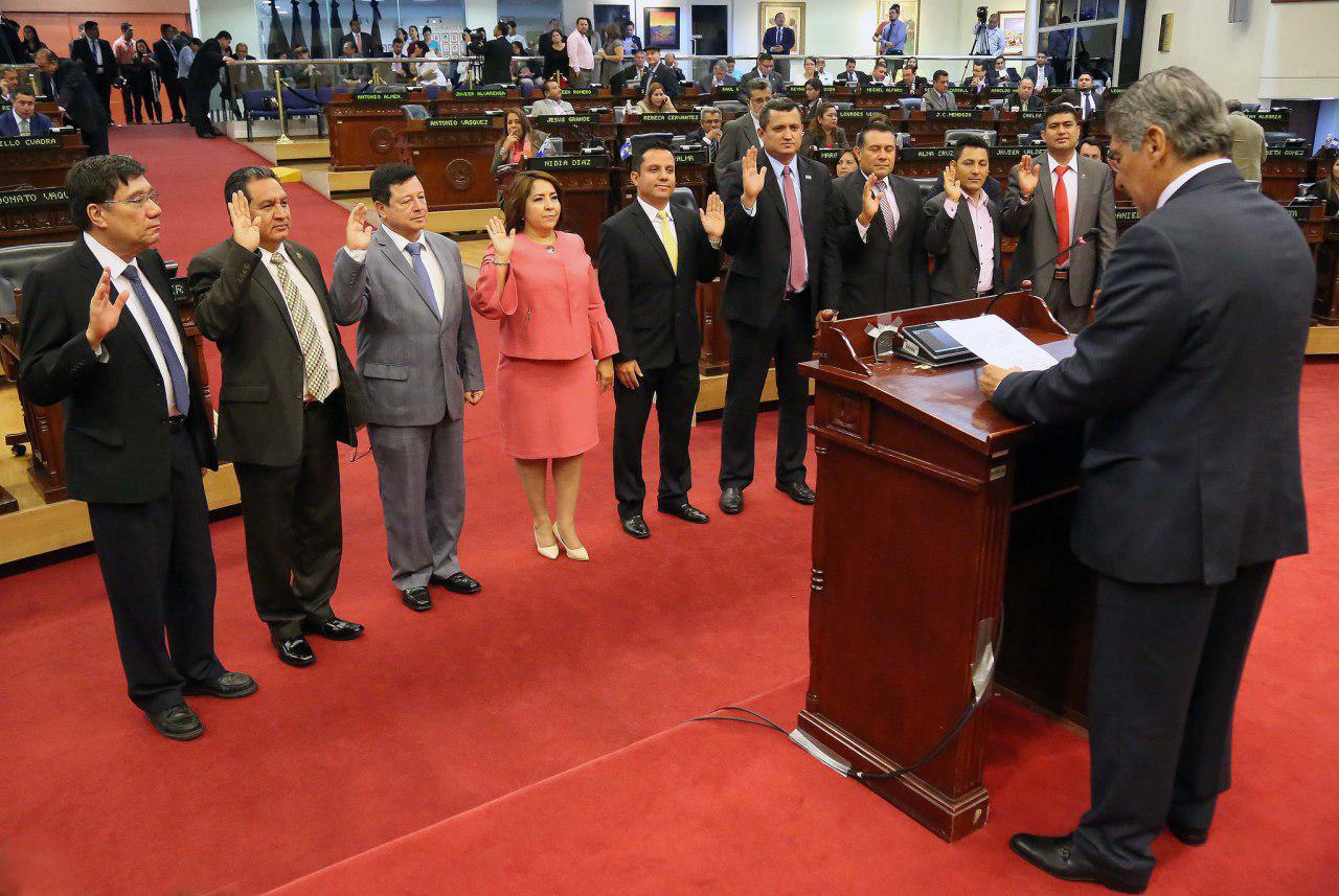 Juramentación de la comisión especial para investigar el caso de Tacuscalco. Imagen cortesía Asamblea Legislativa.