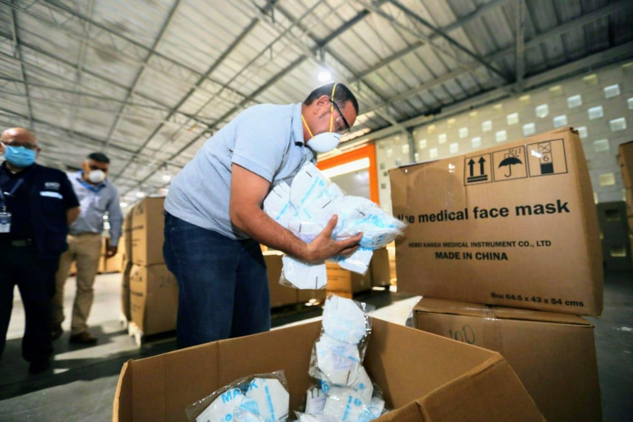 El 24 de mayo, personal de Salud inspecciona mascarillas KN95 fabricadas por Hebei Kangji Medical Instrument Co, que fueron compradas por Salud. La Dirección Nacional de Medicamentos colocó una observación a esta importación de insumos médicos: 