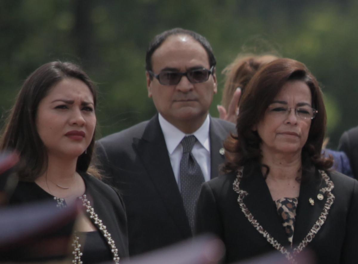 Óscar López Jerez, al centro, captado mientras ingresa a la Asamblea Legislativa, el 1 de junio de 2016, para escuchar el informe del segundo año del presidente Salvador Sánchez Cerén. Foto: El Faro.