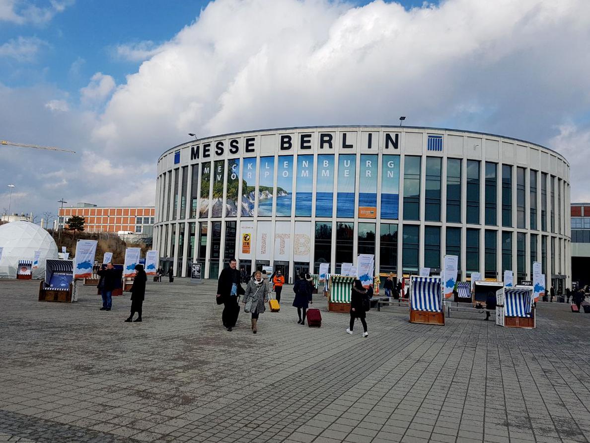 El complejo de este centro de convenciones, el más grande del mundo, cuenta con 26 pabellones. Además de asignar espacios por región, los organizadores incluyeron uno para destinos amigables con la población LBGTI, entre los que destacaban Argentina y Nueva York. Foto: María Luz Nóchez