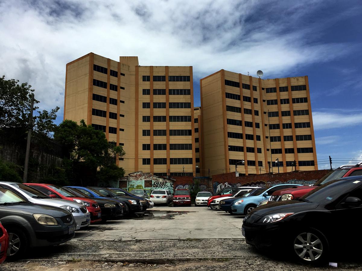 Edificio Tres Torres, ubicado sobre el Bulevar de Los Héroes, instalaciones donde funciona el Ministerio de Hacienda de El Salvador./ Forto: Víctor Peña