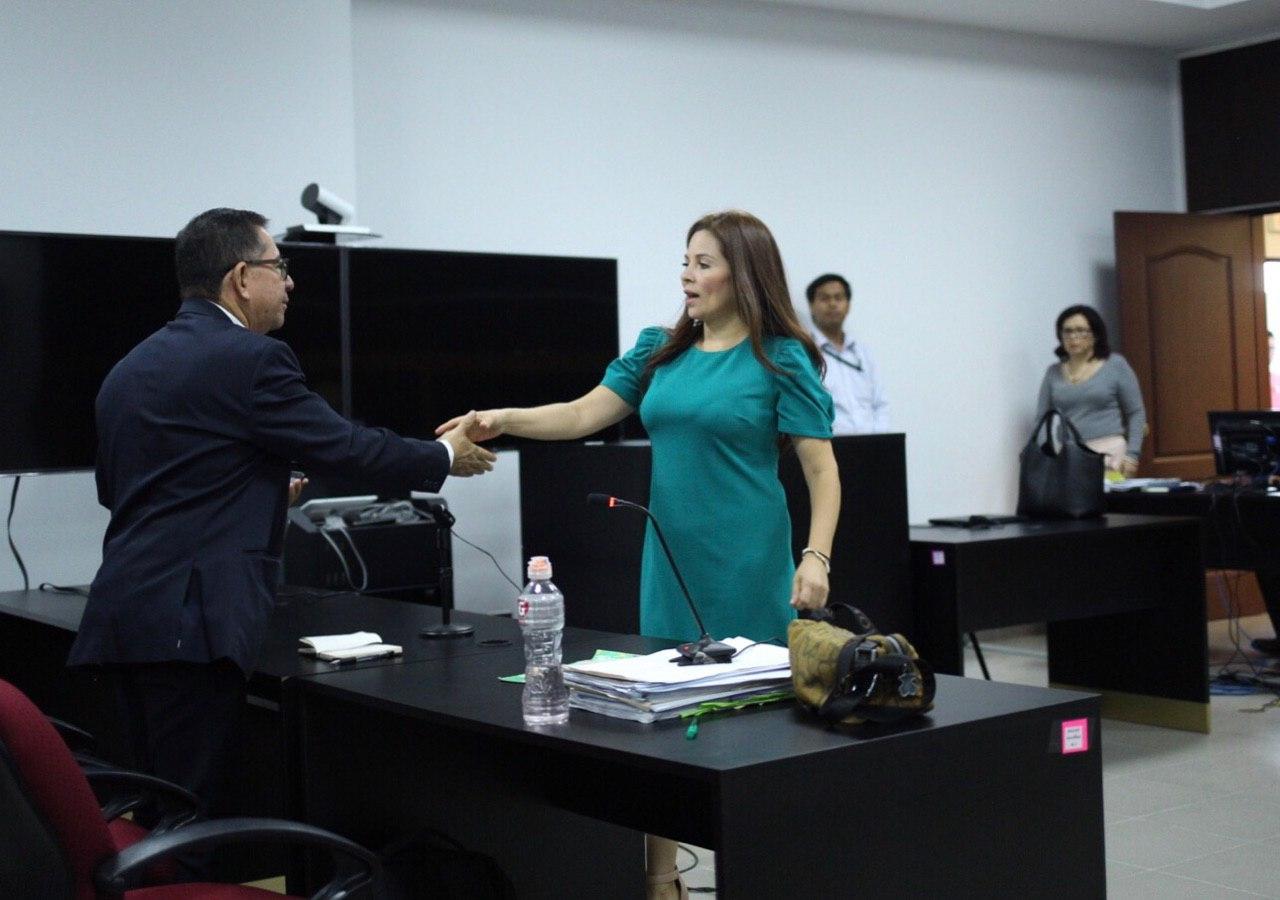 La abogada del presidente electo Nayib Bukele, Bertha María Deleón, y el exsecretario de Comunicaciones de la Presidencia Eugenio Chicas intercambian saludos al finalizar la audiencia en el juzgado de Sentencia de Santa Tecla. Chicas demandó a Bukele en octubre de 2017 por haberlo calumniado en una entrevista de televisión. Bukele pidió disculpas este jueves 7 de marzo de 2019. Foto: Víctor Peña / El Faro.