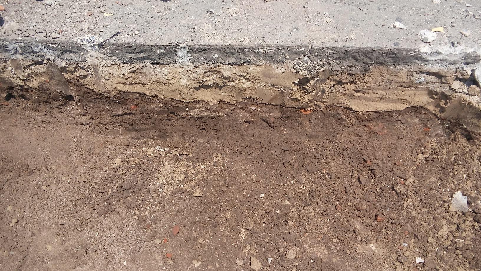 Estratos identificados el 27 de febrero en el terreno excavado de la Plaza Libertad. En el tercero, el más oscuro, los arqueólogos de Secultura encontraron cerámica española y hueso de res. Foto cortesía de la Secretaría de Cultura.