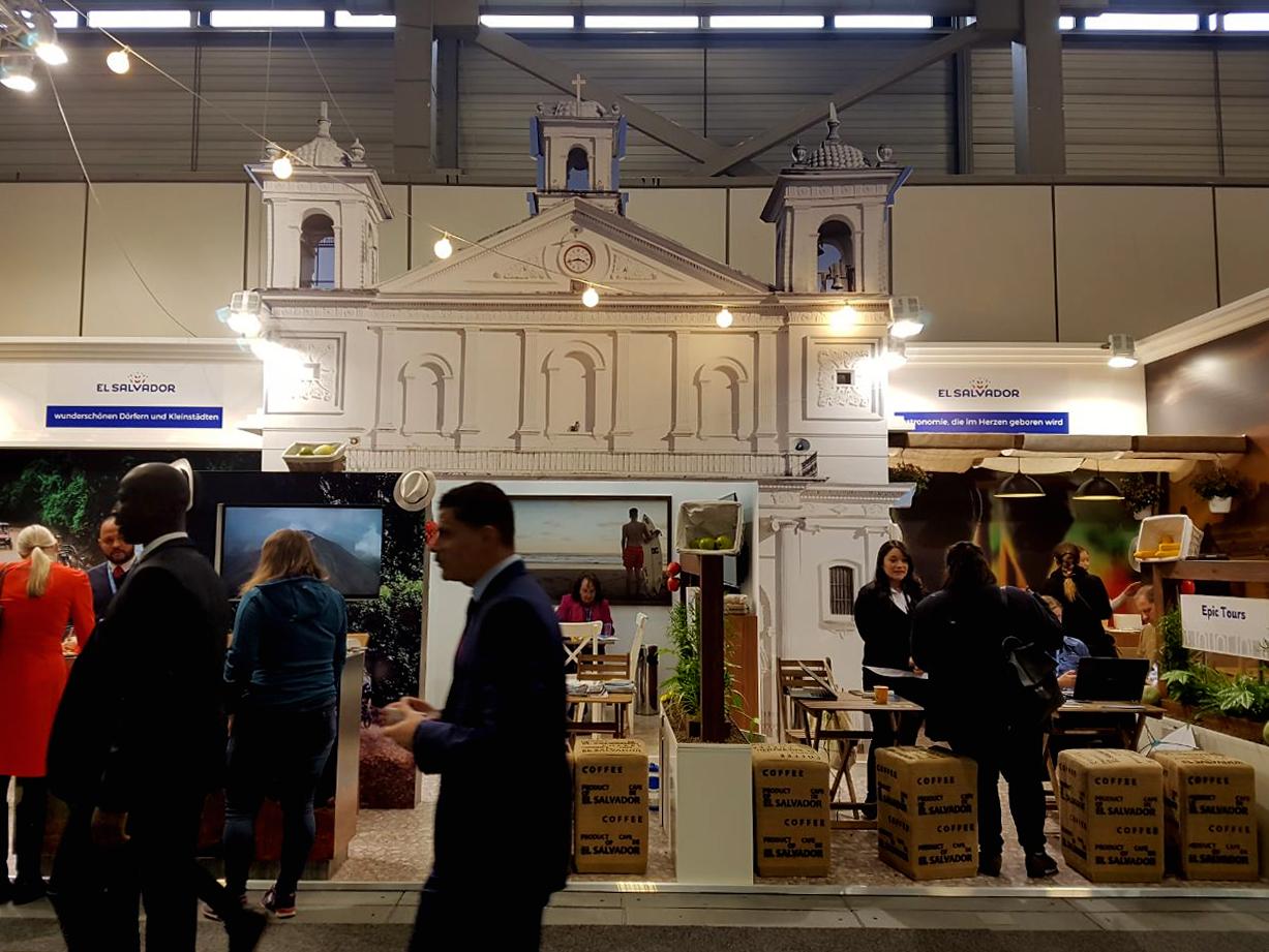 El stand de El Salvador en Berlín fue fácilmente opacado por los demás países. La decisión de no hacer una inversión tan grande tiene que ver con que los alemanes no representan el gran mercado cautivo de turistas para El Salvador. Foto: María Luz Nóchez