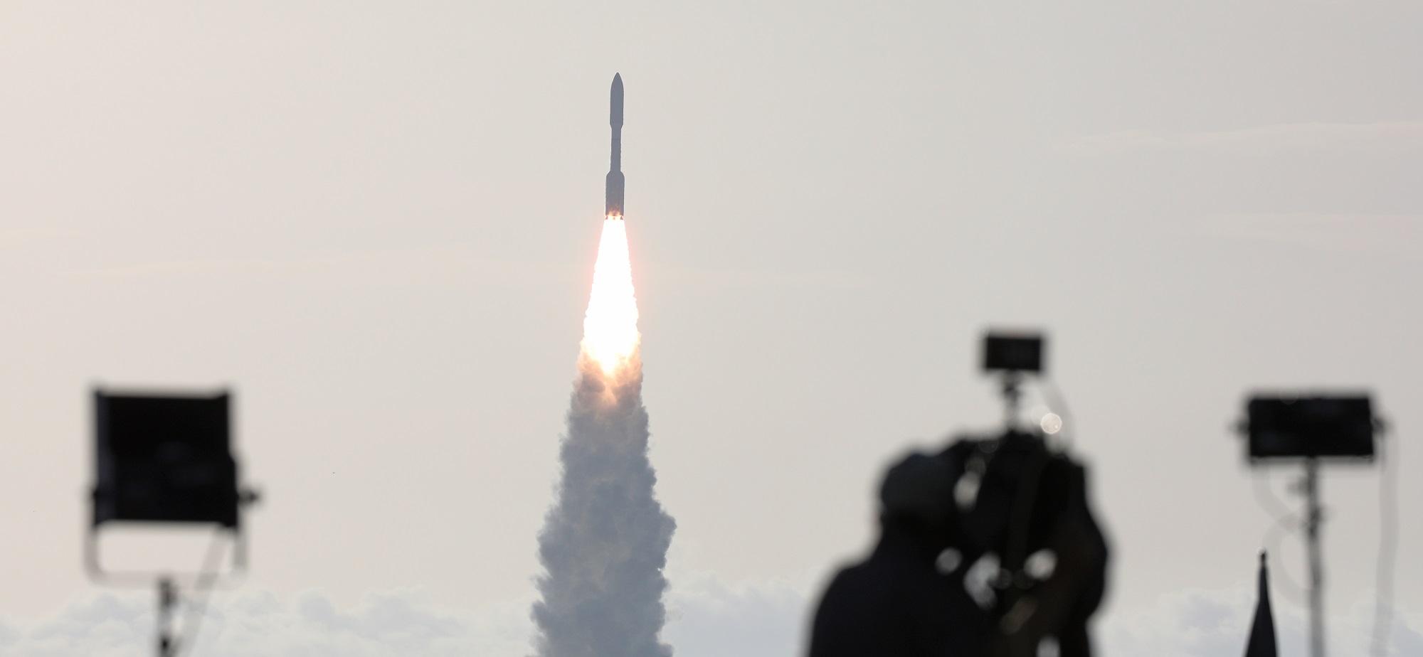 Un cohete Atlas V despega con el vehículo Perseverance desde el complejo de lanzamiento 41 en la estación Cabo Cañaveral, el pasado 30 de julio 2020. Foto: Gregg Newton / AFP.