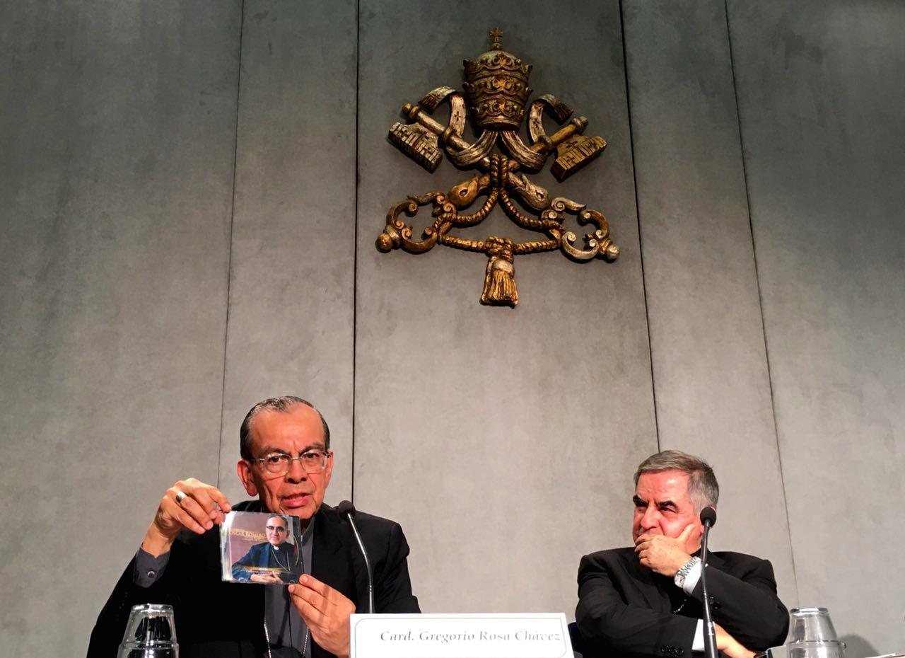 En la víspera de la canonización de monseñor Romero, el cardenal salvadoreño Gregorio Rosa Chávez ha pedido en Roma que se abra un juicio por su asesinato y que se cierren las heridas con la verdad. Foto: Carlos Dada