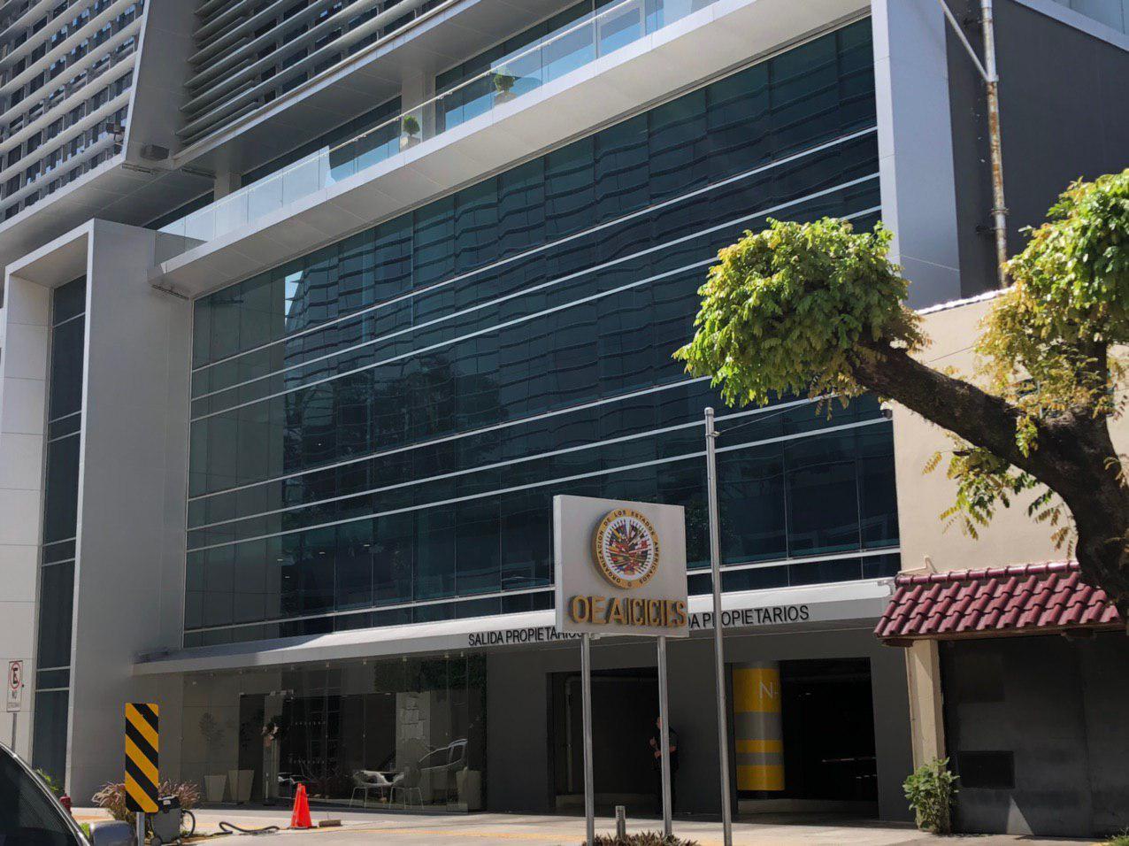 Fachada del Edificio Insigne, en la colonia San Benito, de San Salvador donde está alojada la misión técnica de la OEA. Foto: Gabriel Labrador / El Faro