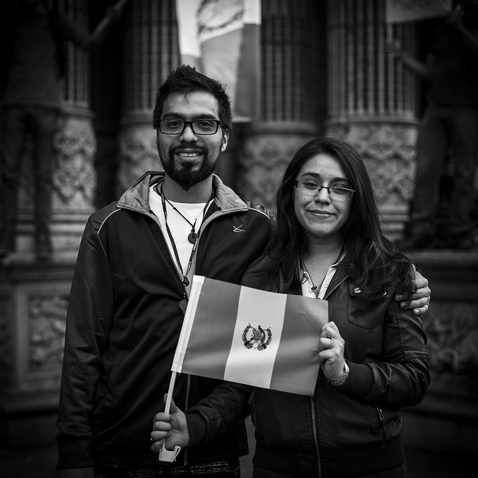 Guillermo Alvarado (29 años) y Jennifer Rodriguez (26) asistieron a cuatro manifestaciones en la Plaza de la Constitución. Ambos aseguran que se animaron a salir a las calles al ver que la exvicepresidenta Roxana Baldetti renunciaba el 6 de mayo. Para ellos fue una muestra de que el movimiento de protesta estaba teniendo resultados. También los motivó, dicen, la forma pacifica en que los ciudadanos guatemaltecos se han manifestado en estos meses.