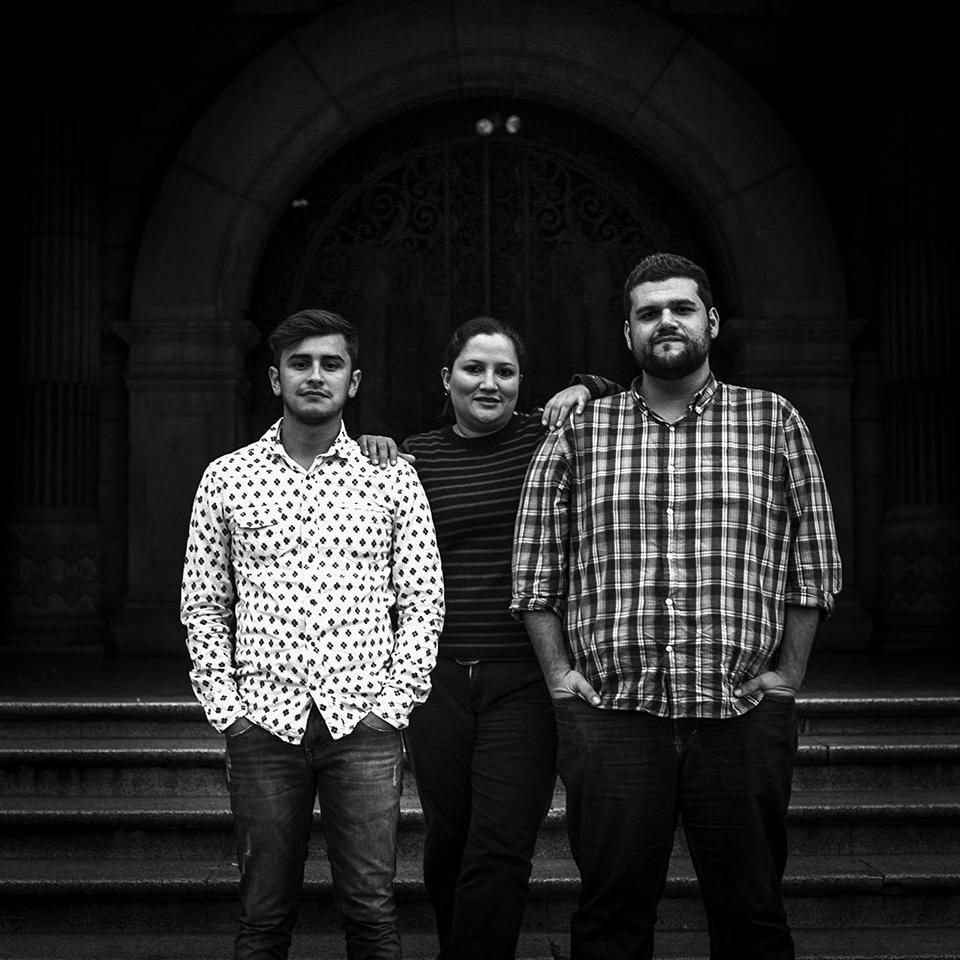 Rafael Mora (23 años), Glenda López (37) y Gabriel Wer (33) son tres de cinco integrantes de la plataforma Justicia Ya. En la fotografía faltan Álvaro Montenegro (27) y Andrés Quezada (23). Con nula experiencia previa en activismo, estos jóvenes se convirtieron en el referente del movimiento de protesta en las redes sociales. Más de 35,000 seguidores en Facebook y 12,500 en Twitter se mantienen informados a través suya de las diferentes convocatorias a manifestaciones en la ciudad de Guatemala. Justicia Ya nació el 25 de abril con el nombre de  Renuncia Ya, pero tras la renuncia de la exvicepresidenta Roxana Baldetti ampliaron su objetivo y cambiaron su nombre por Justicia Ya. 