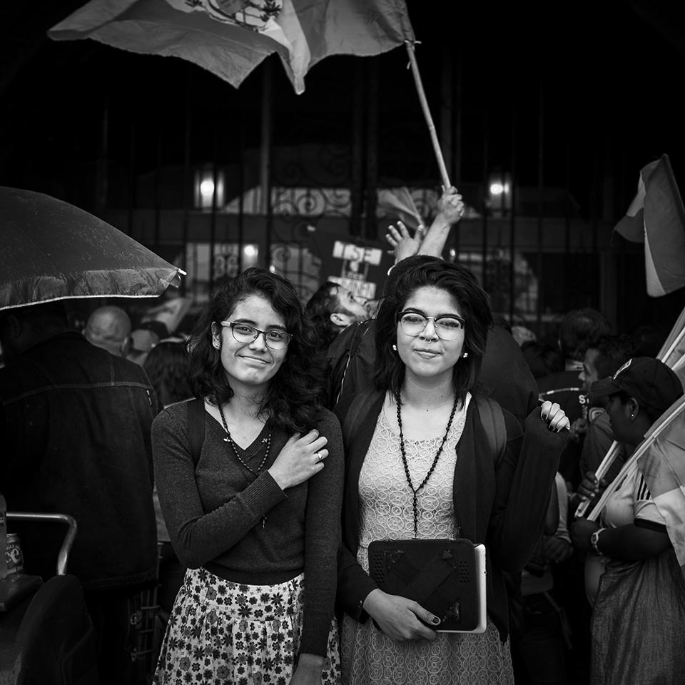 La noche del 2 de agosto Jackelin Bustamante (17 años) y Daira Paniagua (15) recorrieron 38 kilómetros desde el municipio de Palín, Escuintla, para unirse a la celebración expontánea que se formó en la Plaza de la Constitución de la constitución al conocerse la renuncia de Otto Pérez Molina. Dicen que es un momento histórico que no querían perderse.