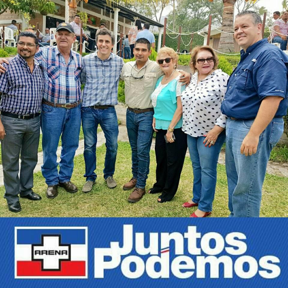 Carlos Calleja, aspirante a la candidatura presidencial de Arena, se reunió con miembros del partido el 29 de abril en una casa de campo en el departamento de Cuscaltán. En la foto, se observa a Milagro Navas, directora de asuntos municipales del partido, y los diputados Mario Marroquín, Javier Palomo y María Elena Calderón Sol de Escalón. Foto: tomada de Facebook.  