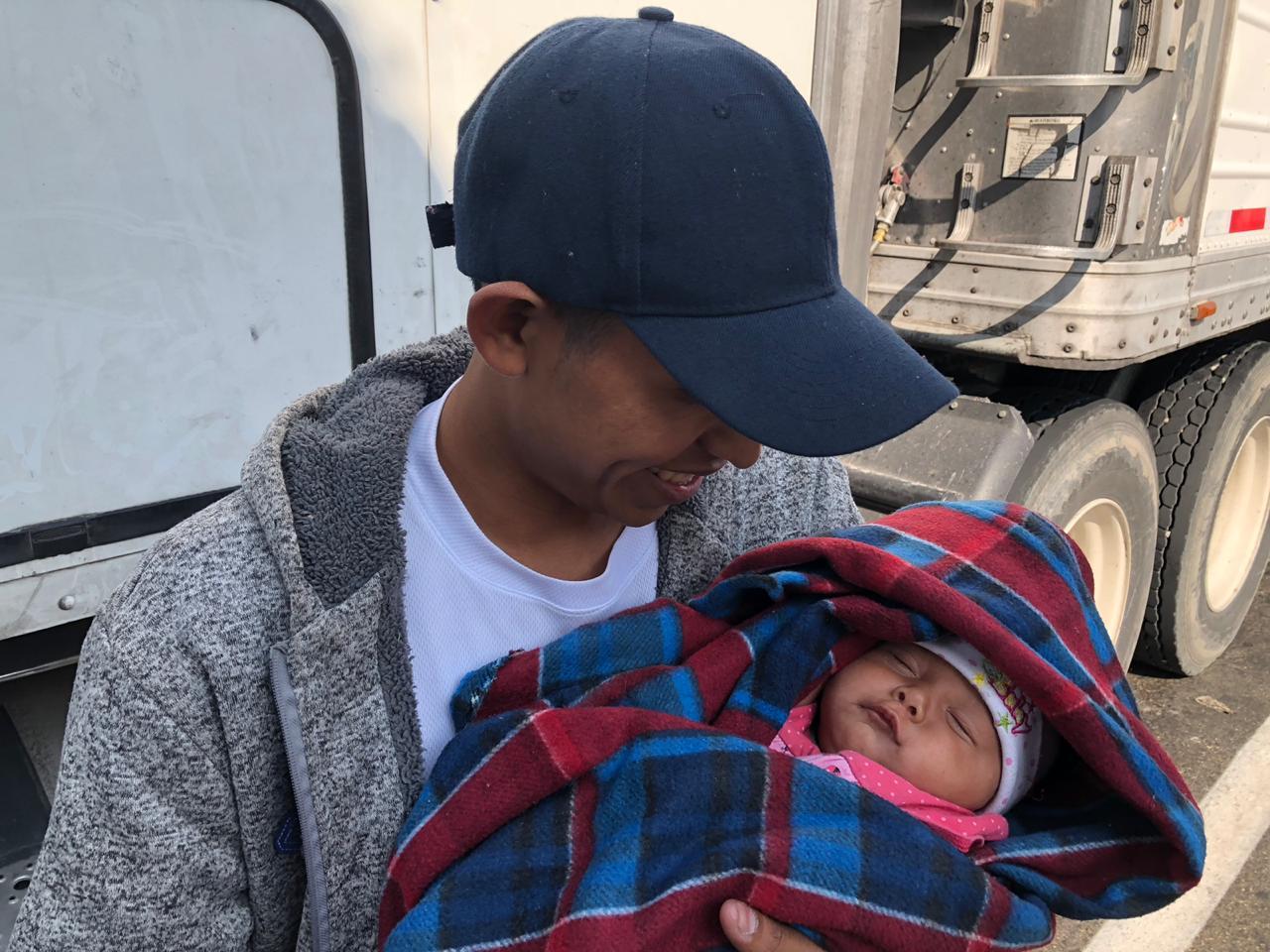 La guatemalteca Rachel, de tan solo 45 días de nacida, en brazos de su padre, a su llegada a Tijuana, el viernes 23 de noviembre. Foto de El Faro: Fred Ramos. 