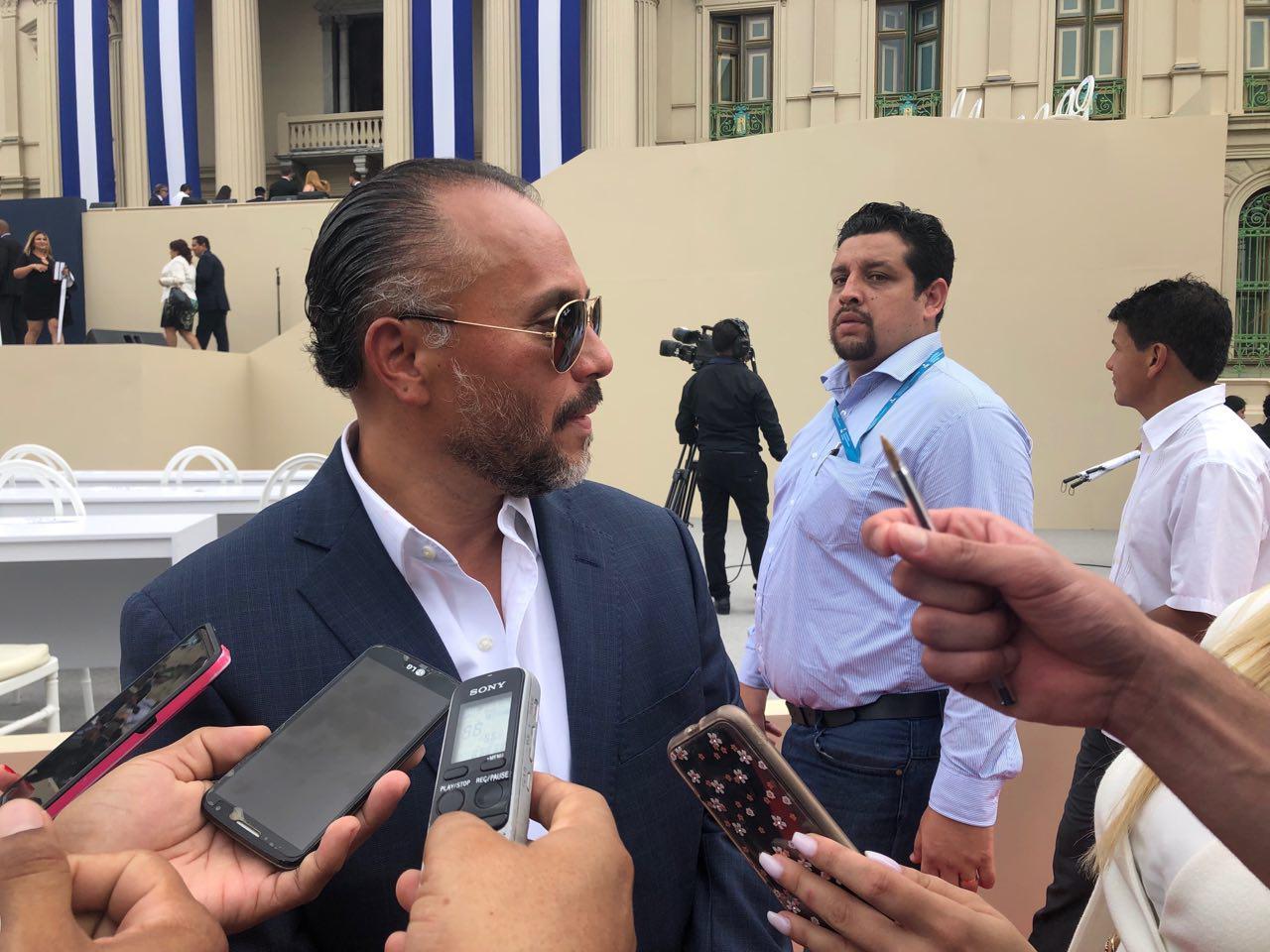 Ernesto Castro brinda declaraciones tras la finalización del acto de juramentación de Nayib Bukele. Foto de Gabriel Labrador. 