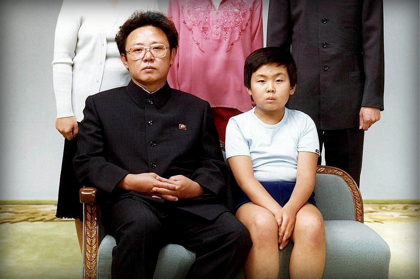 El niño es Kim Jong-nam, en una fotografía tomada en agosto de 1981, a los 11 años de edad. Aparece junto a su padre, Kim Jong-il, líder supremo de Corea del Norte entre 1994 y 2011. Kim Jong-nam murió asesinado en la capital de Malasia este martes 14 de febrero de 2017, y las sospechas recaen sobre el régimen su hermano, Kim Jong-un, actual líder supremo. Foto AFP.