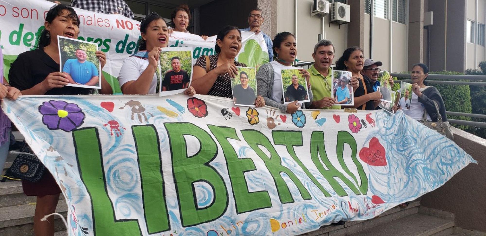 Familiares exigen la liberación de ocho defensores privados de libertad por defender el río Guapinol, en Honduras, ante la instalación de una empresa minera. Foto cortesía de Cejil.