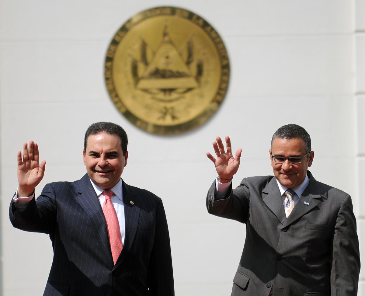 Ellias Antonio Saca y Mauricio Funes en una reunión por el traspaso de mando. 31 de marzo de 2009. AFP PHOTO/Jose Cabezas