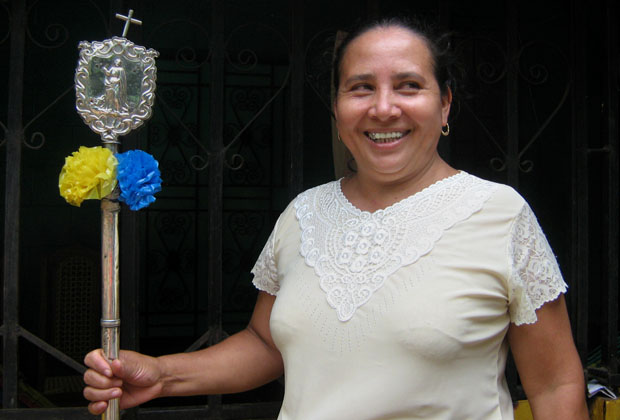 La mayordoma Hilda Hermenegilda Valladares muestra la vara de la Cofradía de San Lucas Evangelista. Probablemente elaborada en el siglo XVIII o el XIX. Foto Elena Salamanca ﻿" /></div> <figcaption class=