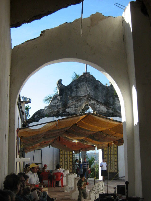 Iglesia de San Lucas, en Cuisnahuat. Data del año 1803 según una placa en su entrada y fue dañada por los terremotos de 2001. Desde entonces no tiene techo y los devotos realizan sus fiestas a la intemperie. ﻿" /></div> <figcaption class=