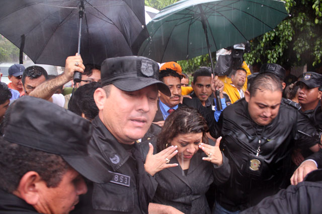 La magistrada Elsy Dueñas llega protegida por agentes de la PNC, por sindicalistas y miembros de la seguridad de la CSJ. Foto José Carlos Reyes