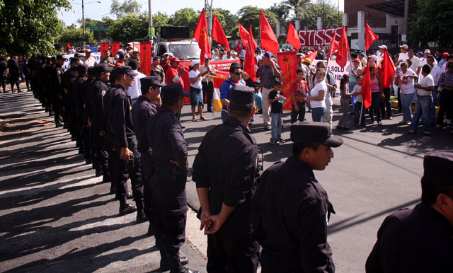 Cordón de seguridad de la PNC frente al edificio de la CSJ. Foto José Carlos Reyes