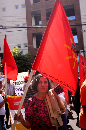 Sindicatos y organizaciones allegadas al FMLN llegaron frente al edificio de la CSJ a apoyar a los nuevos magistrados. Foto José Carlos Reyes