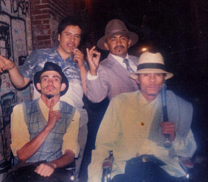 Miembros de la pandilla Playboys de Los Ángeles. Durante los años 80, las pandillas sureñas más antiguas solían usar vestimenta de "pachuco" en las noches de fiesta. Abajo a la derecha aparece El Flaco, antiguo palabrero de la clica Normandie Locos.
