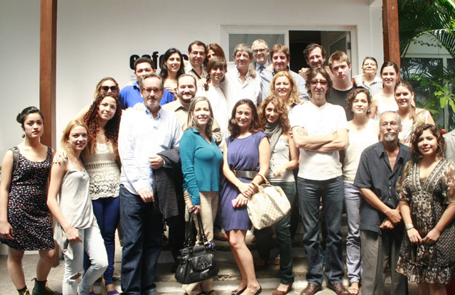 En la foto Chus Visor rodeado por poetas y amigos, los españoles Luis García Montero, Fernando Valverde, Raquel Lanseros y Javier Bozalongo, Fernando Fajardo, Mar Martín; la colombiana Andrea Cote; ﻿y los salvadoreños Jorge Galán, Roxana Méndez, María Cristina Orantes, Roberto Laínez y Federico Hernández Aguilar. / Foto del sitio del CCESV.