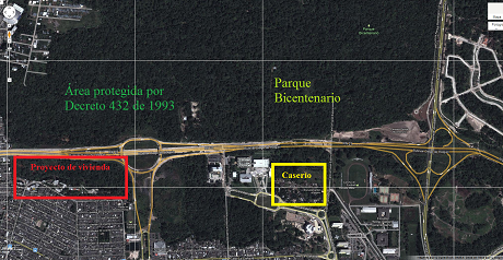 El cuadro rojo encierra los cuatro lotes donde debería crearse el proyecto de vivienda para los habitantes de El Caserío, encerrado en el cuadrado amarillo. El Diego de Holguín separa suelo urbanizable y suelo protegido