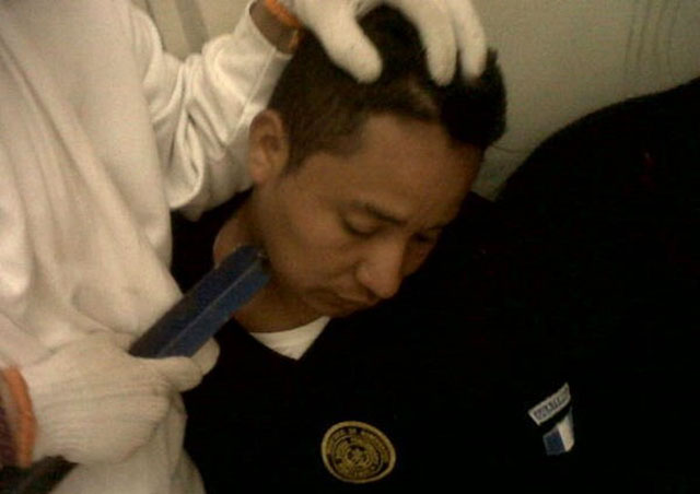 Foto de celular enviada a periodistas por reos del penal de alta seguridad Fraijanes II, donde se muestra a uno de los custodios tomados como rehenes por los presos amotinados. Foto AFP   Handout picture sent to journalists by inmates of the maximum security prison Fraijanes II, showing one of them holding a piece of metal under the throat of a guard after riots at the facility, 36 km west of Guatemala City, after riots on November 19, 2012. Seven guards and a medic are being held hostage by the prisoners.   AFP PHOTO/HO﻿" /></div> <figcaption class=